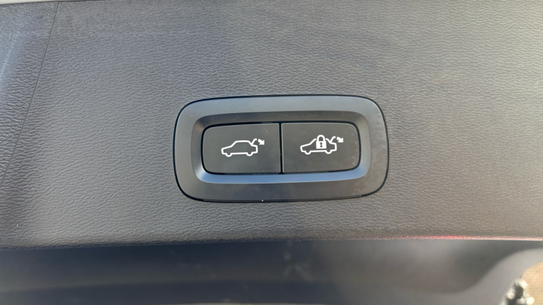 Volvo XC40 2.0 B4P Ultra Dark 5dr Auto Petrol Estate